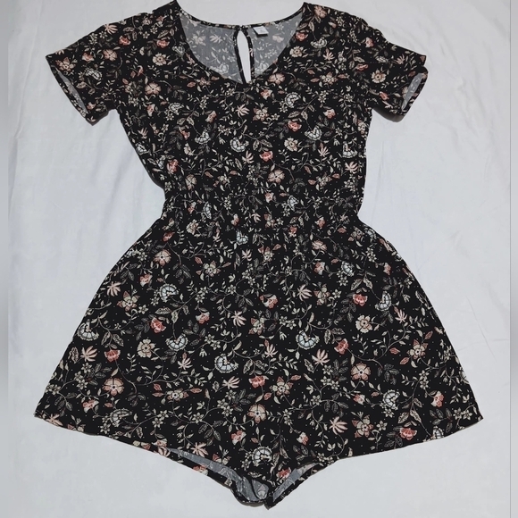 Old Navy Pants - 3 X$25. Old Navy Multicolor hole back romper with pockets and elastic waist Sz S